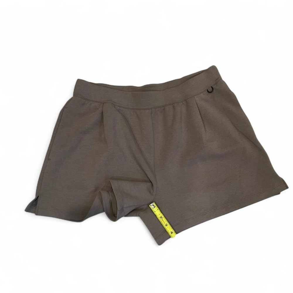 Nike Womens 24.7 Dri-Fit Mid Rise 4” inseam Size XL with pockets. - Picture 3 of 4